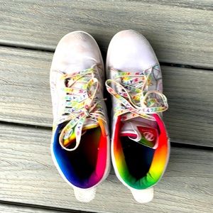 Brand Healey‘s color white blue pink, size 7 Super cozy the weheel works great.